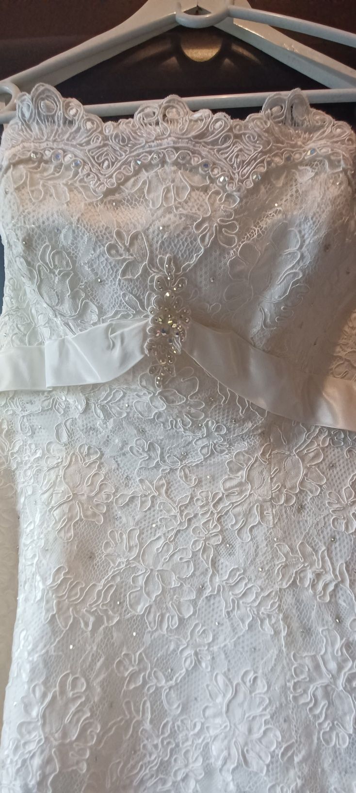 Suknia ślubna z koronką i syrkoniami svarowskiego