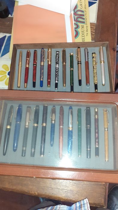 Coleccao 22 canetas , algumas ouro, com estojo em madeira retro