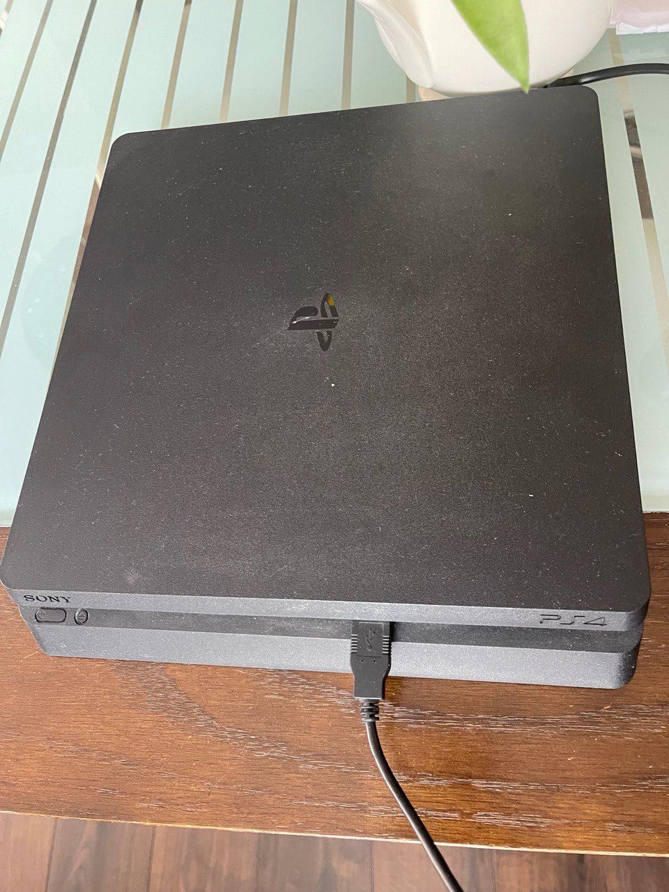 Приставка PlayStation 4 Slim 1000 GB б/у з джойстиками