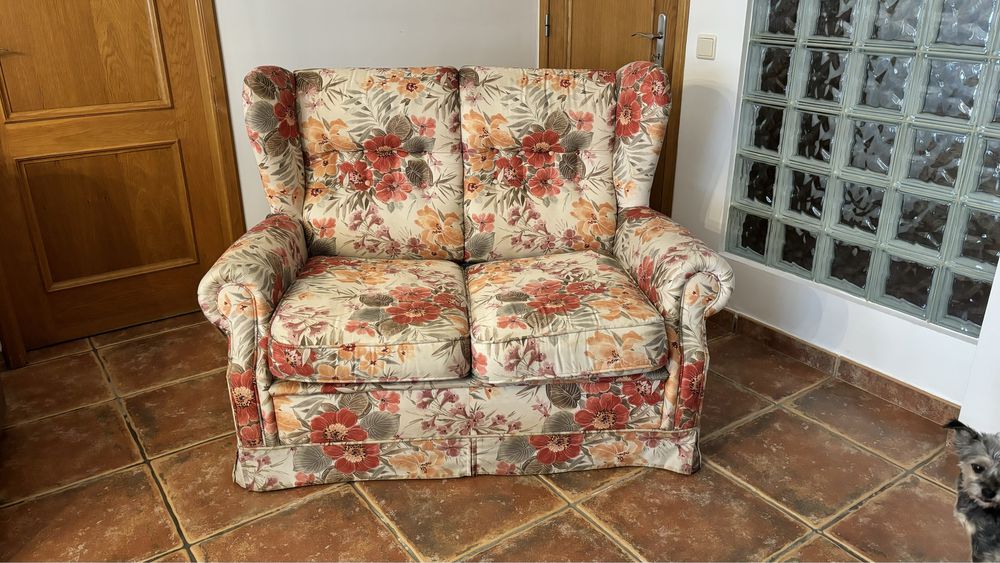 Sofá-Cama Vintage Estofado com Padrão Floral
