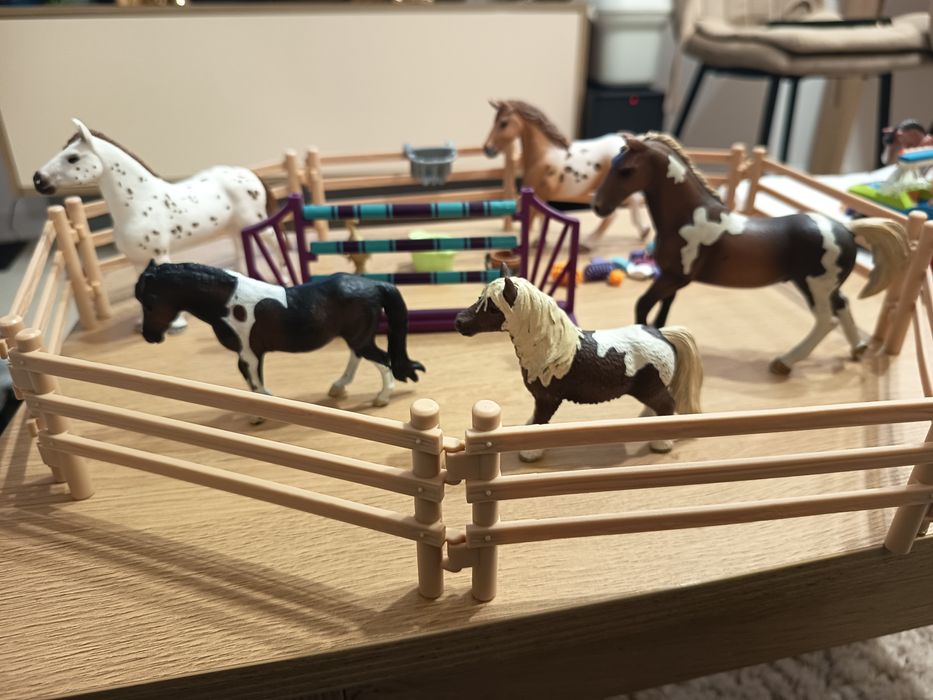 Figurki koni Schleich, torba na konie, akcesoria