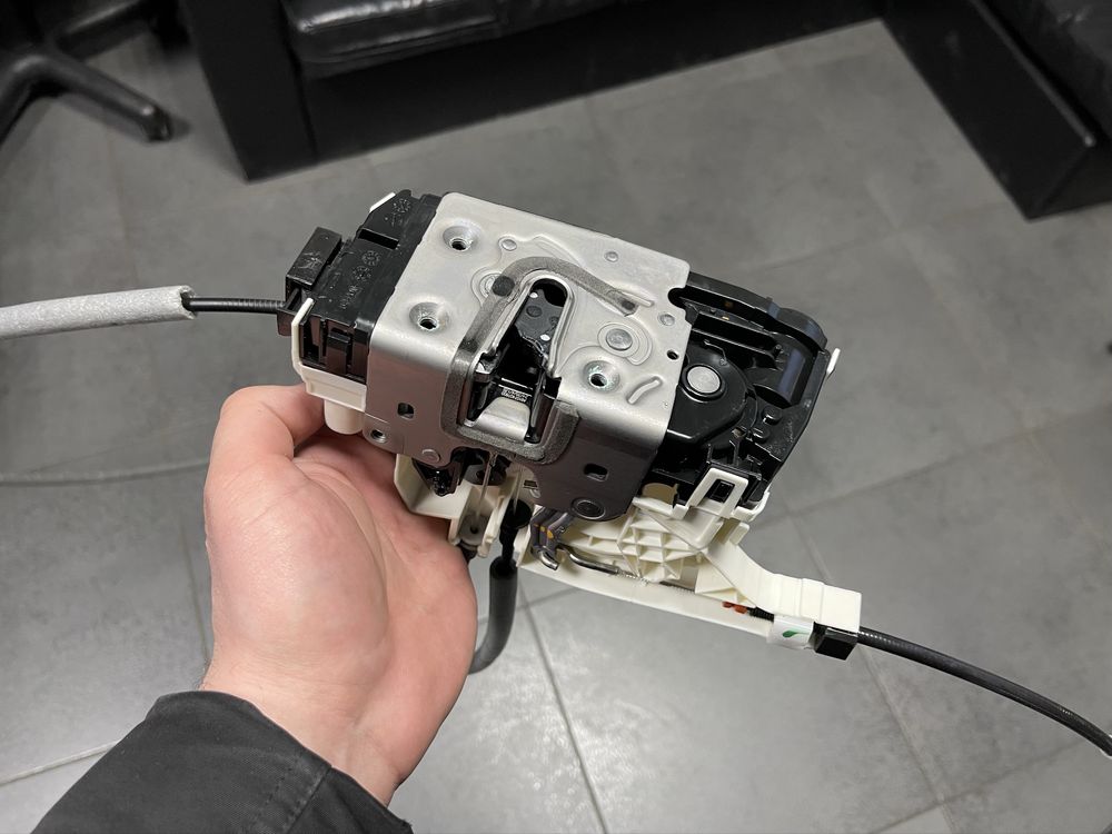 Новий замок задніх дверей Mercedes Sprinter W907