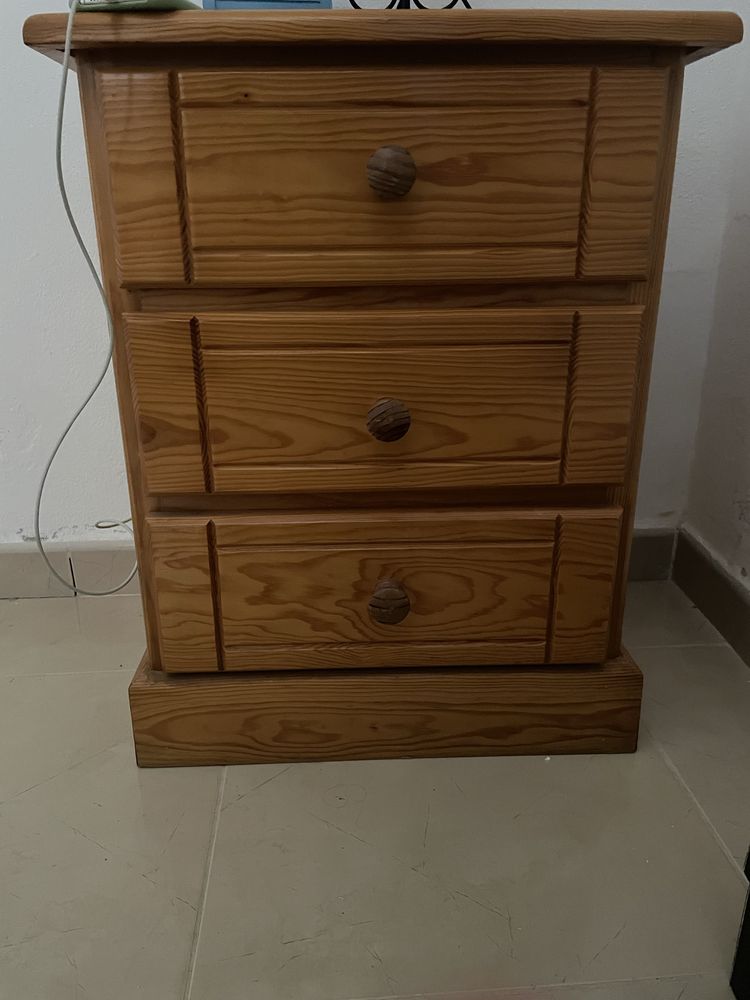 1 Comoda, 2 Mesinhas de cabeçeira, 1 cama, 1 espelho