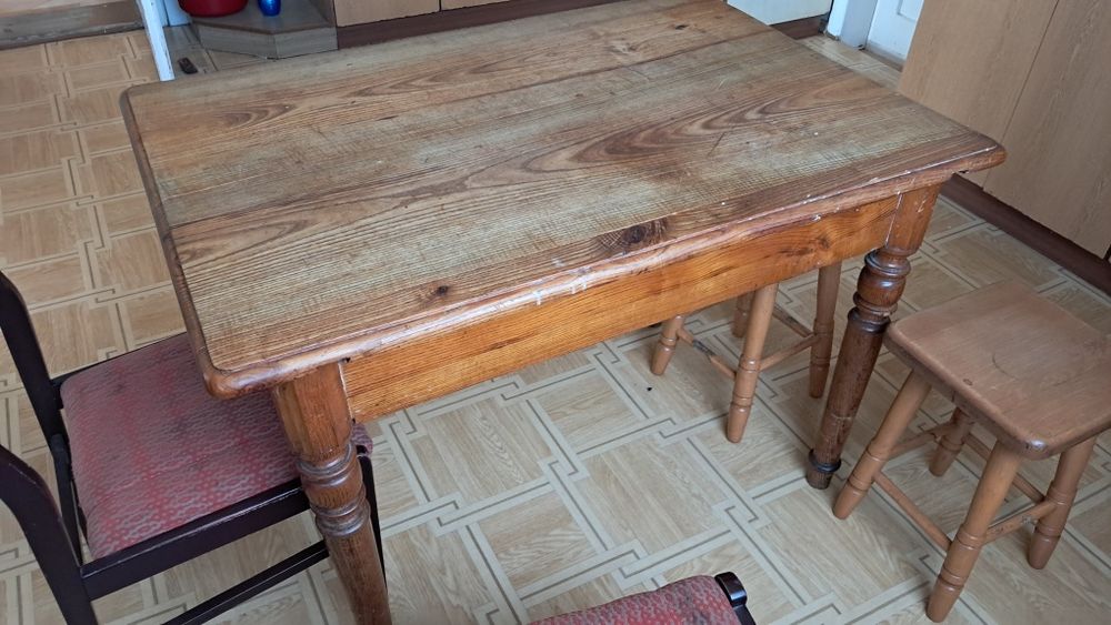 Stary stół z drewna do renowacji