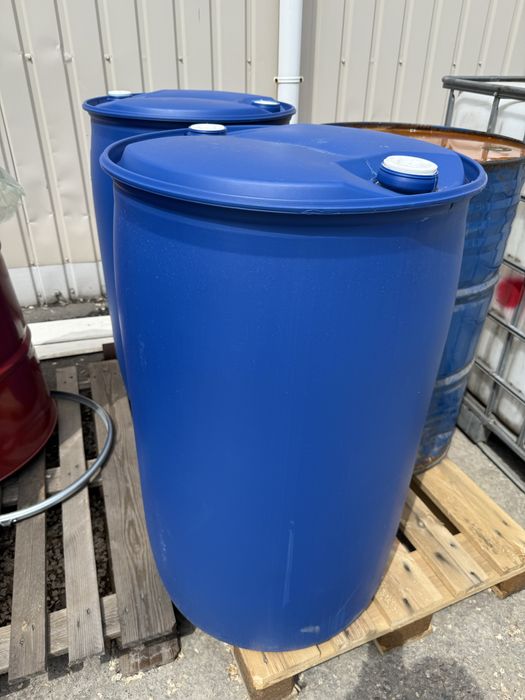 Продам бочки 220 л (пробки)