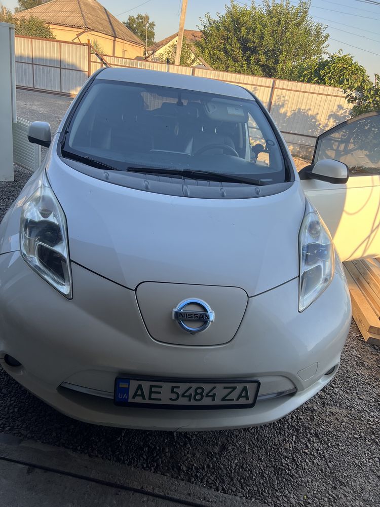 Машина в хорошому состояние Nissan leaf