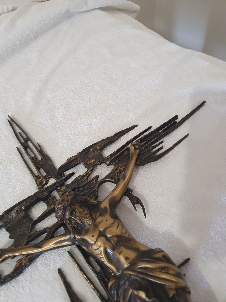 Crucifixo artístico em bronze com design contemporâneo