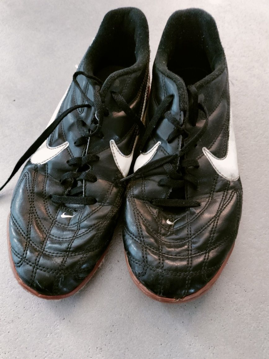 Buty halówki Nike do piłki na salę. R. 38 czarne