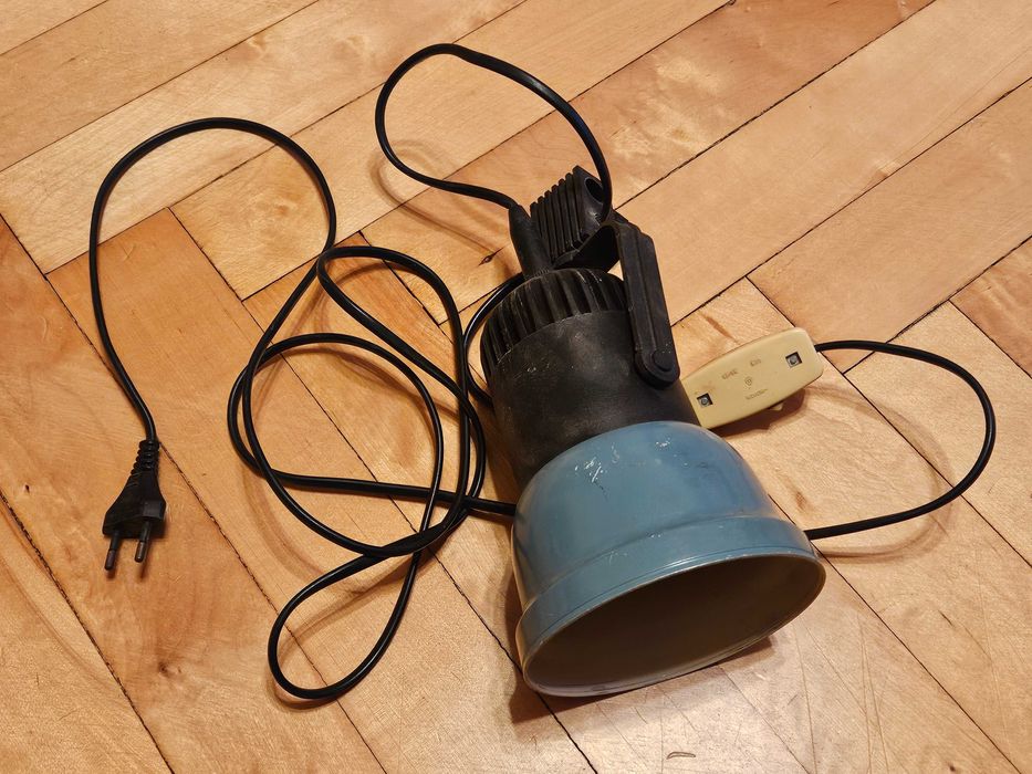 2 lampy sufitowe wiszące i lampka