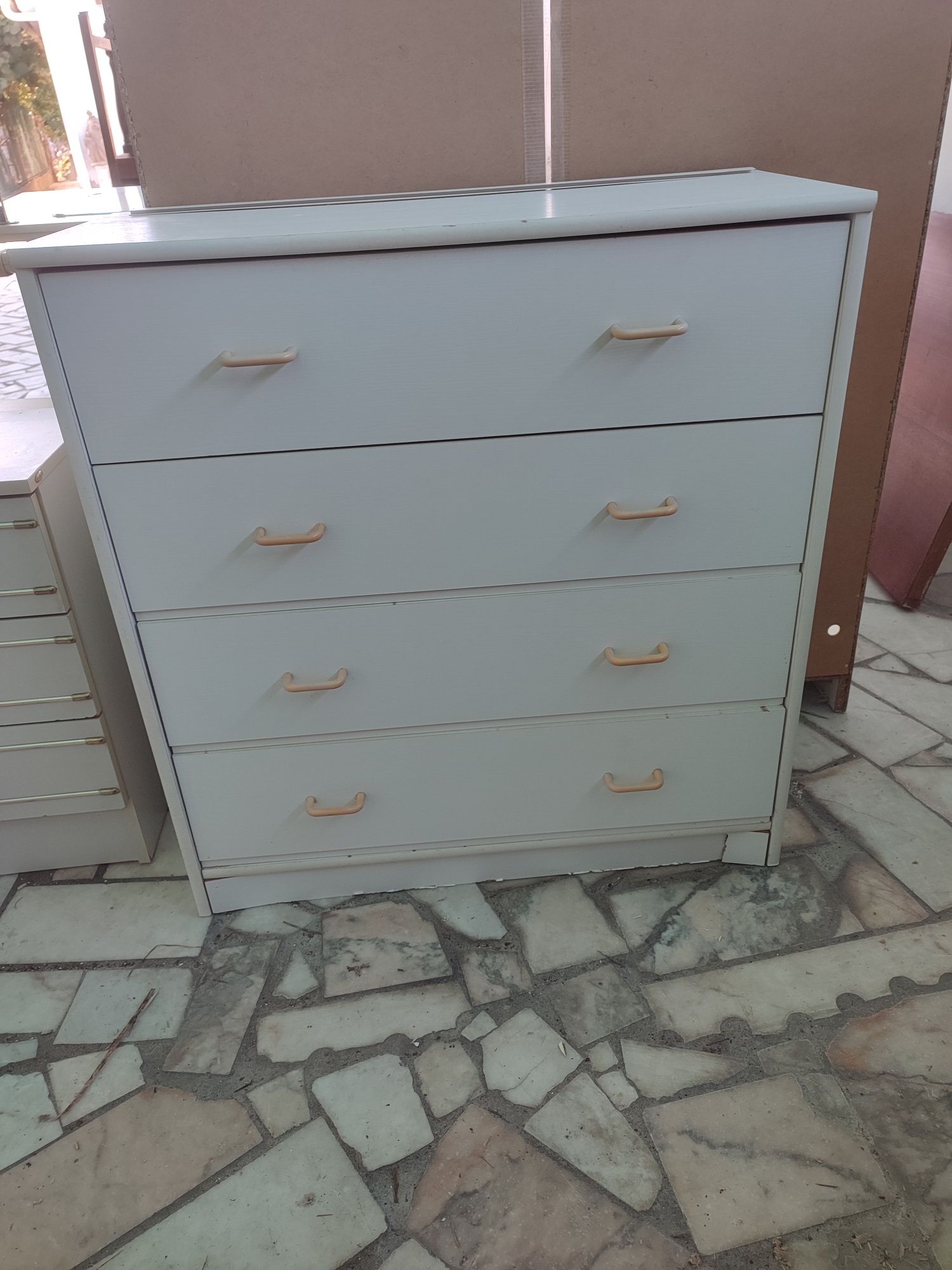 Cama, mesas cabeceira, roupeiro, cómoda e banco