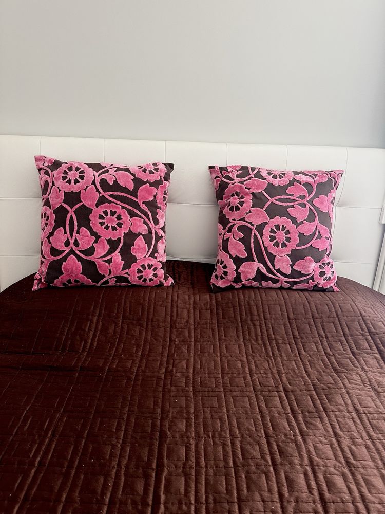 Almofadas quarto, rosa e castanho chocolate, relevos em veludo