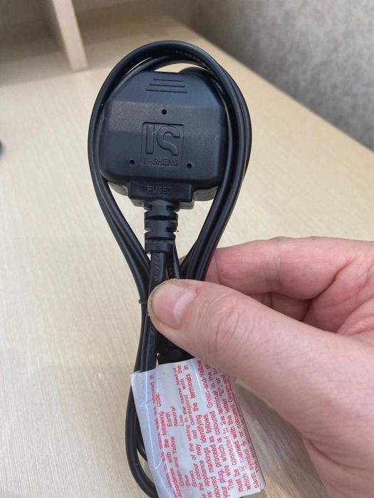 Продам зарядку для ноутбука 3 пин с вилкой