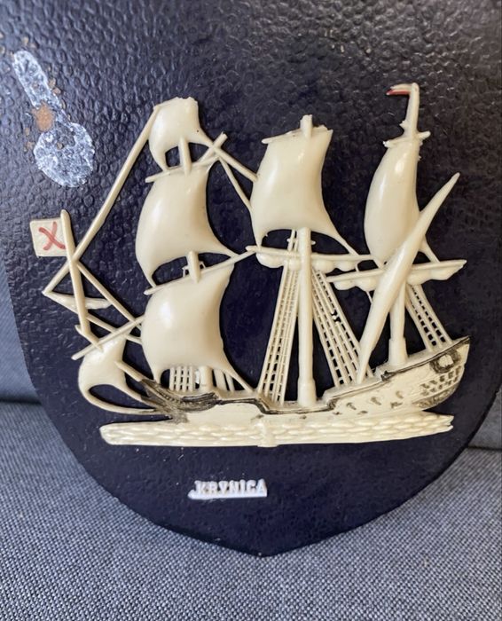 Zawieszka ryngraf dekoracja na ścianę ze statkiem Krynica pamiątka