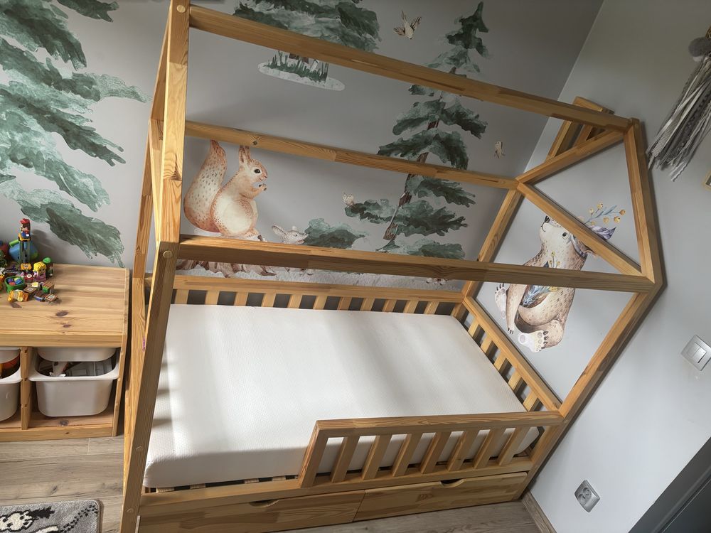 Łóżko domek drewniany z barierką plus szuflady