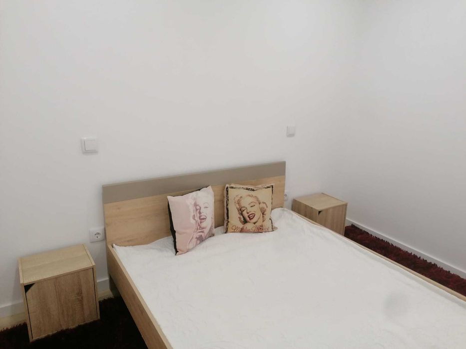 Cama de casal com mesas de cabeceira e estrado! Para desocupar