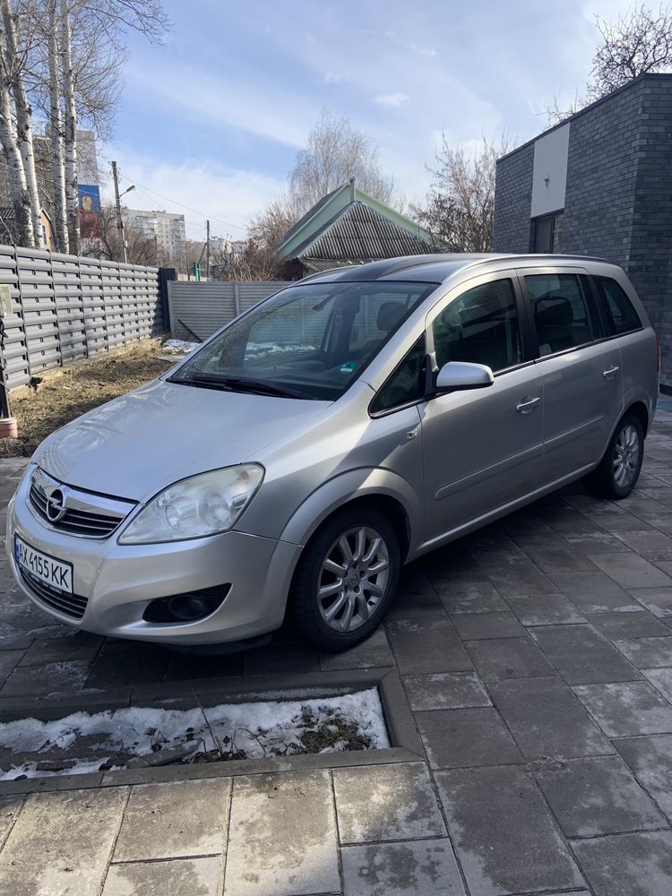 Продам машину Opel Zafira B