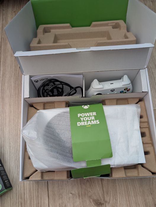 Xbox series s 512 GB +  akumulatory PDP Xbox Series/One Play and Char