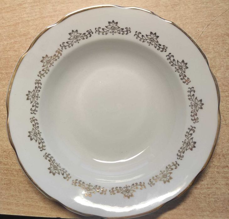 Тарелки глубокие и мелкие