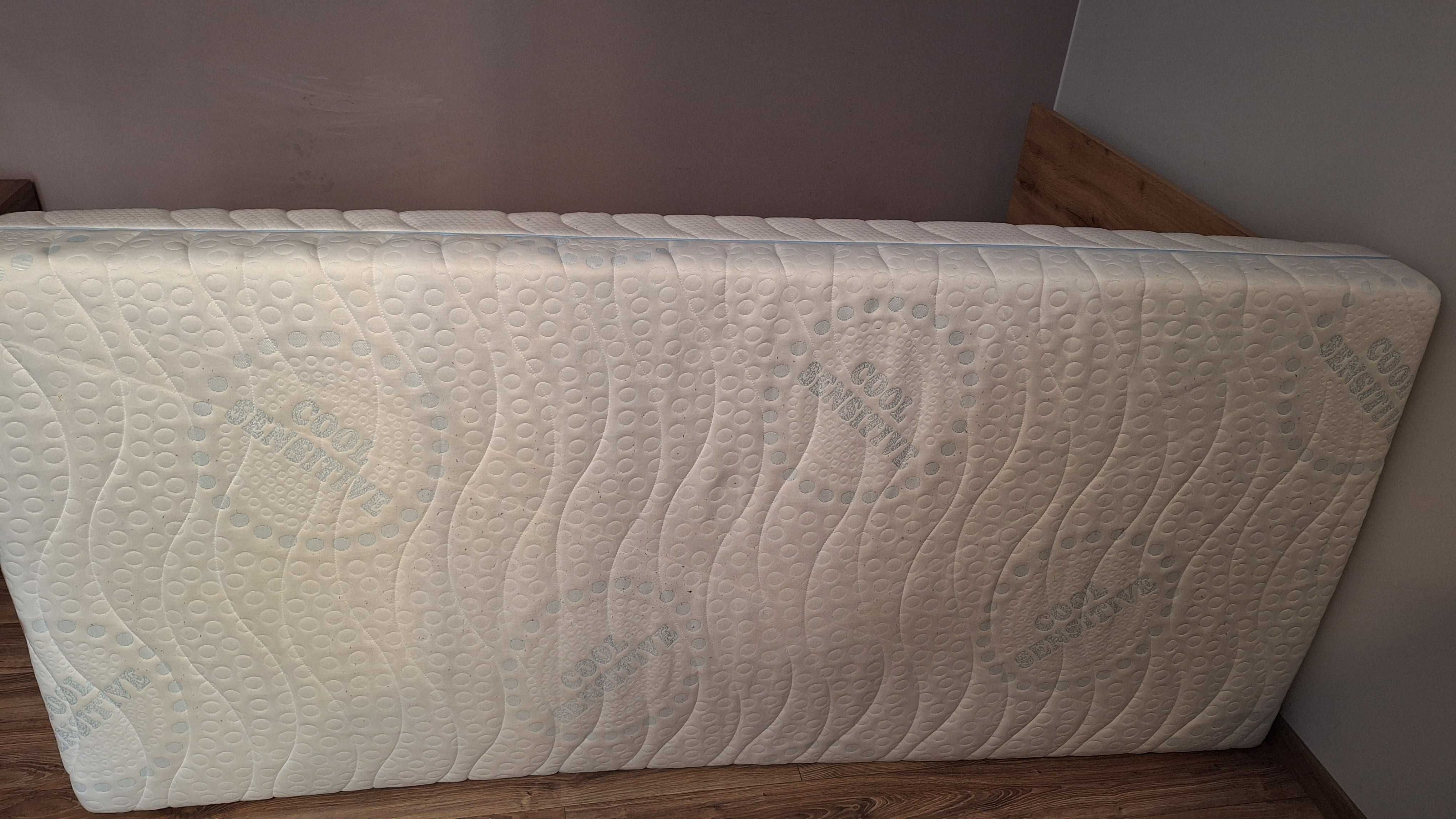 Sprzedam łóżko z materacem 90x200