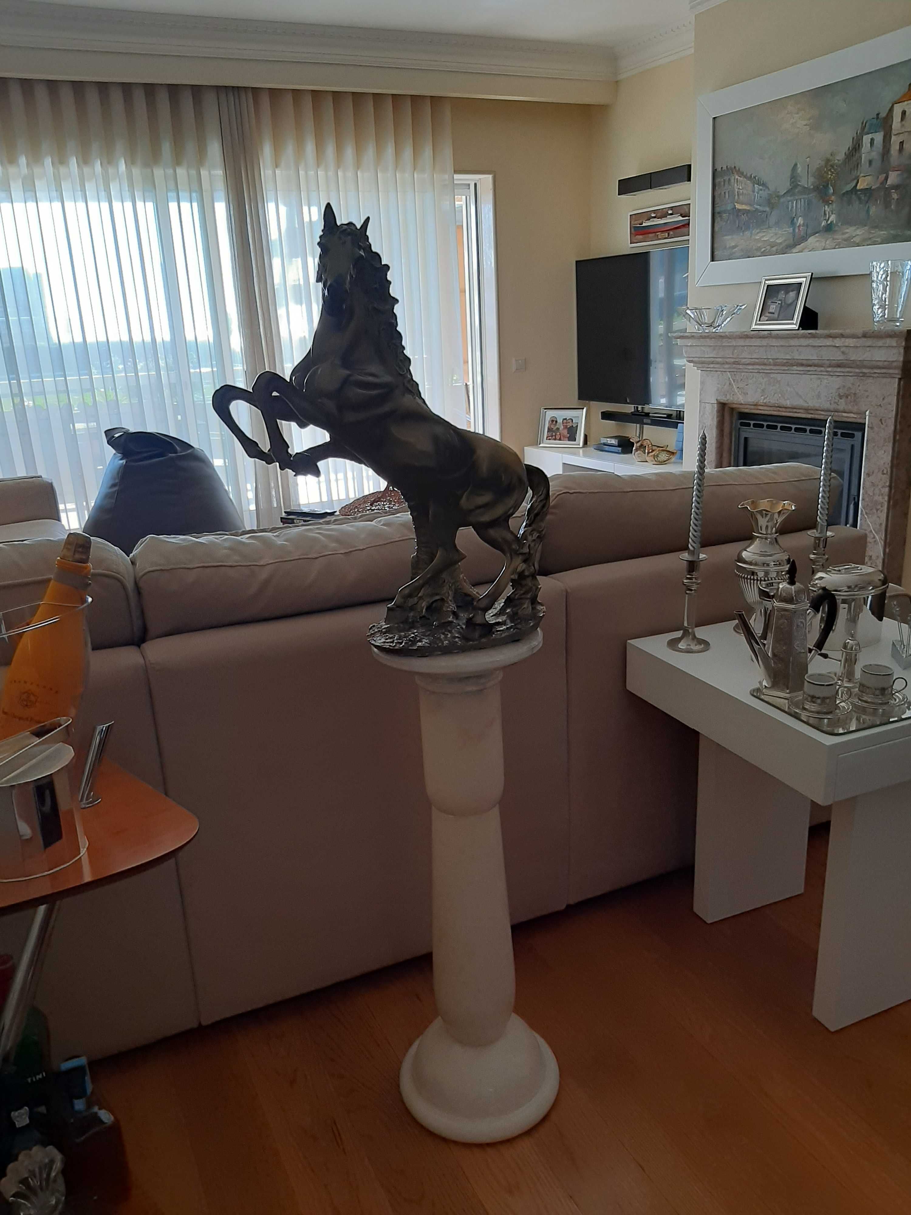 Cavalo Lusitano peça decorativa com 58 cm altura.