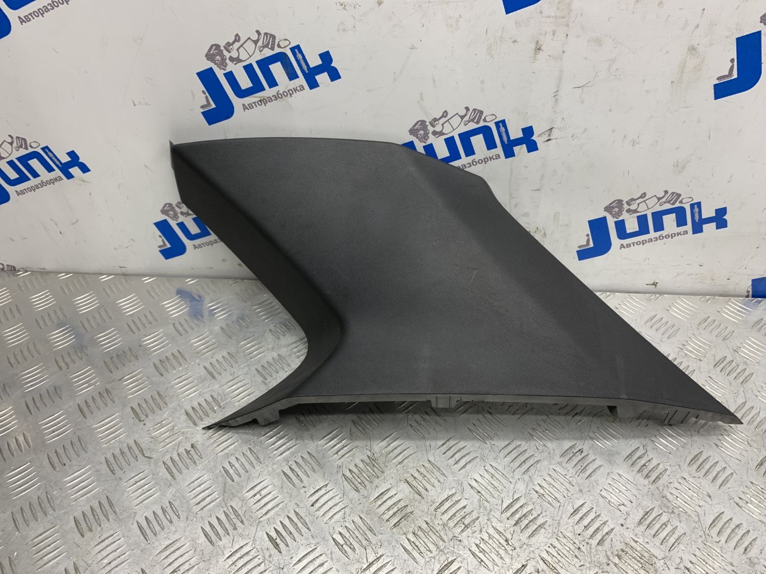 Накладка задней стойки верхняя правая 51438058600 для BMW X5 F15 2013-