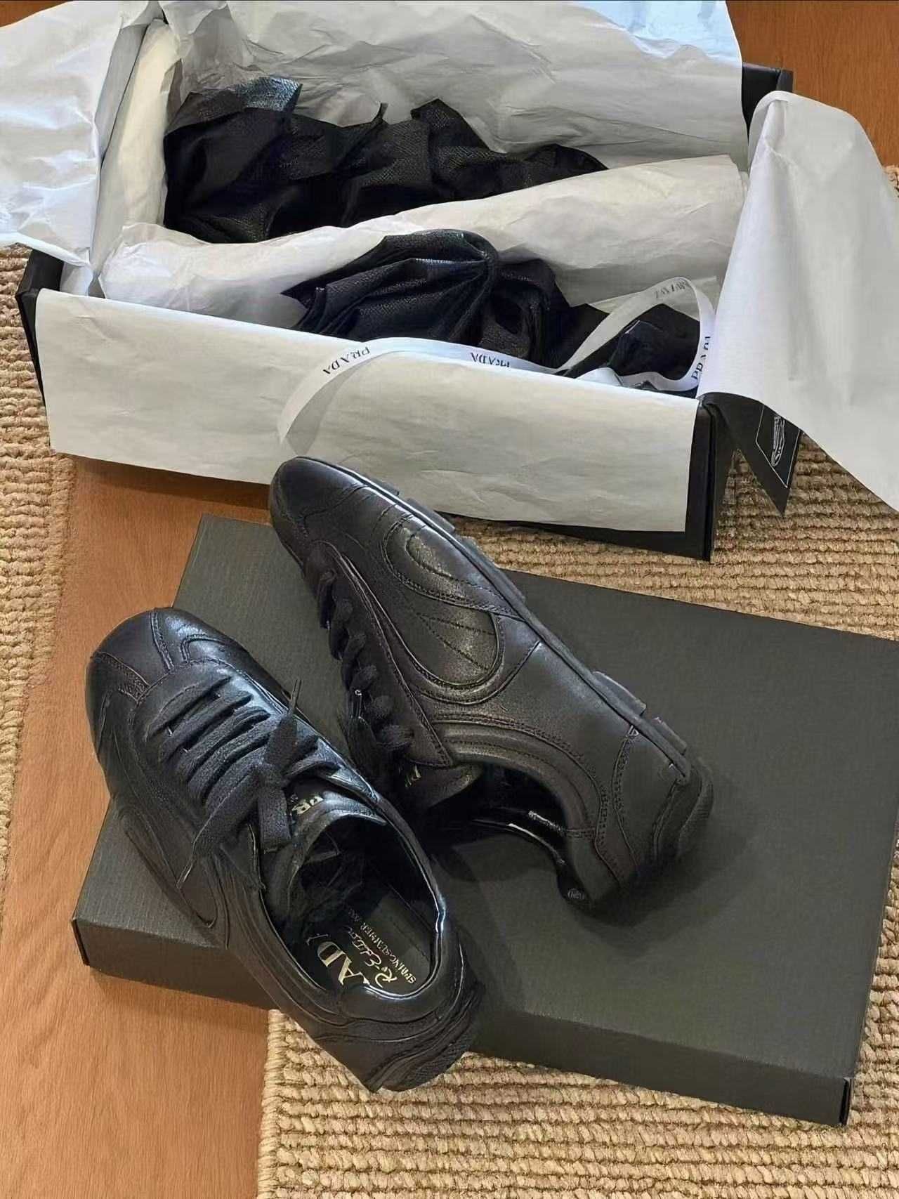 "Sapatos Casual PRADA em Pele de Cordeiro"
