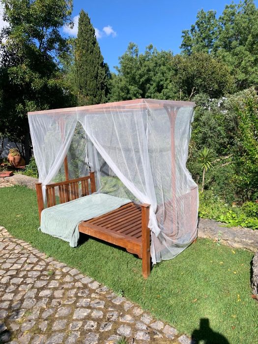 Cama com dossel em madeira