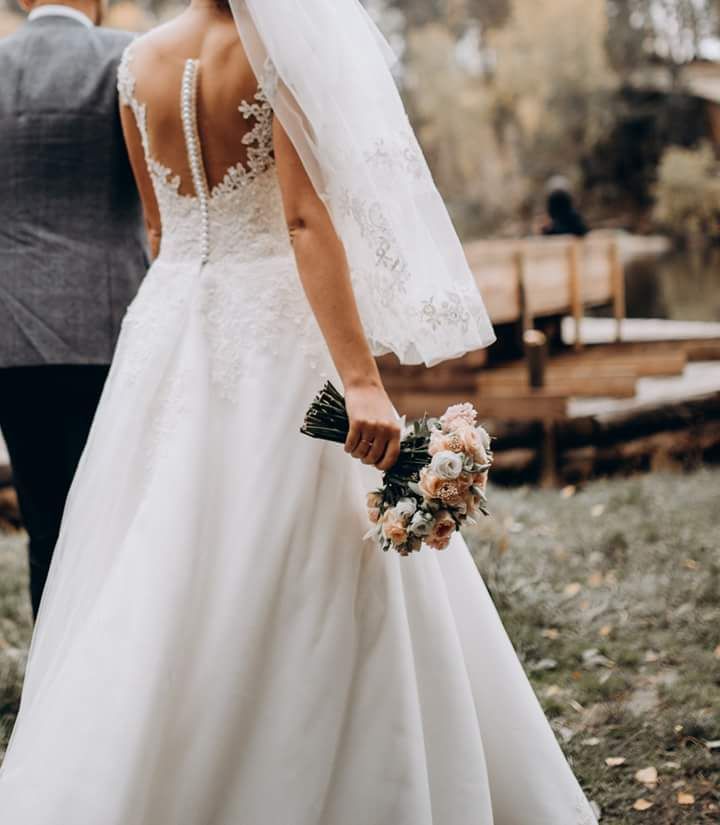 Весільна сукня  (одягнена раз)