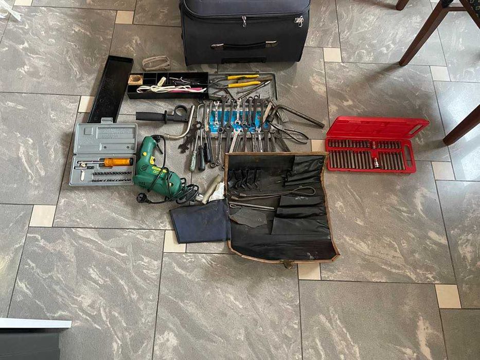 Narzędzia, wiertarki 3 szt., lutownice 2 szt, podnośnik samochodowy