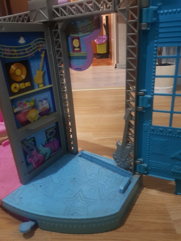 Zamek dla lalek Barbie zmieniający się z dwóch pokoi na scenę muzyczną