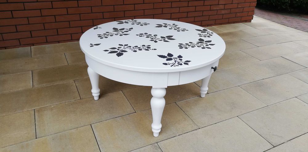 Stolik okrągły biały Ikea po renowacji z szufladą kawowy stół ława