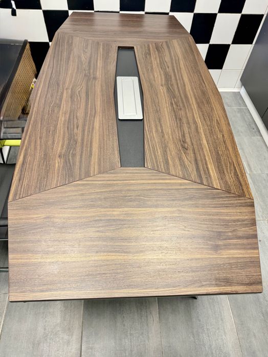 Solidny stół do biura z gniazdami