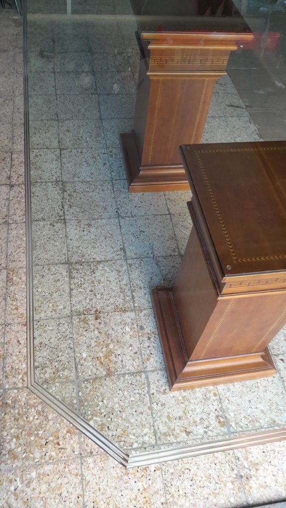 Mesa com tampo em vidro