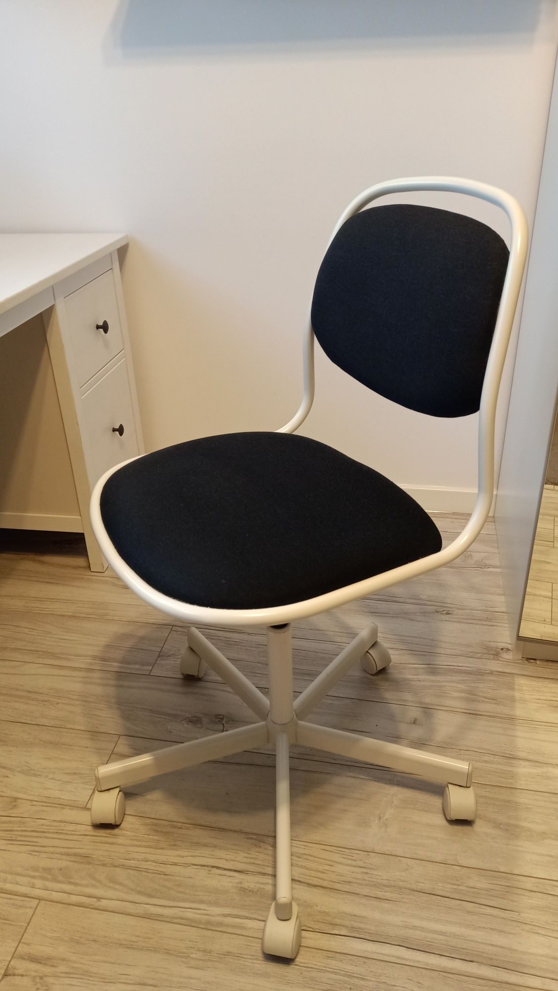 Krzesło obrotowe biało czarne