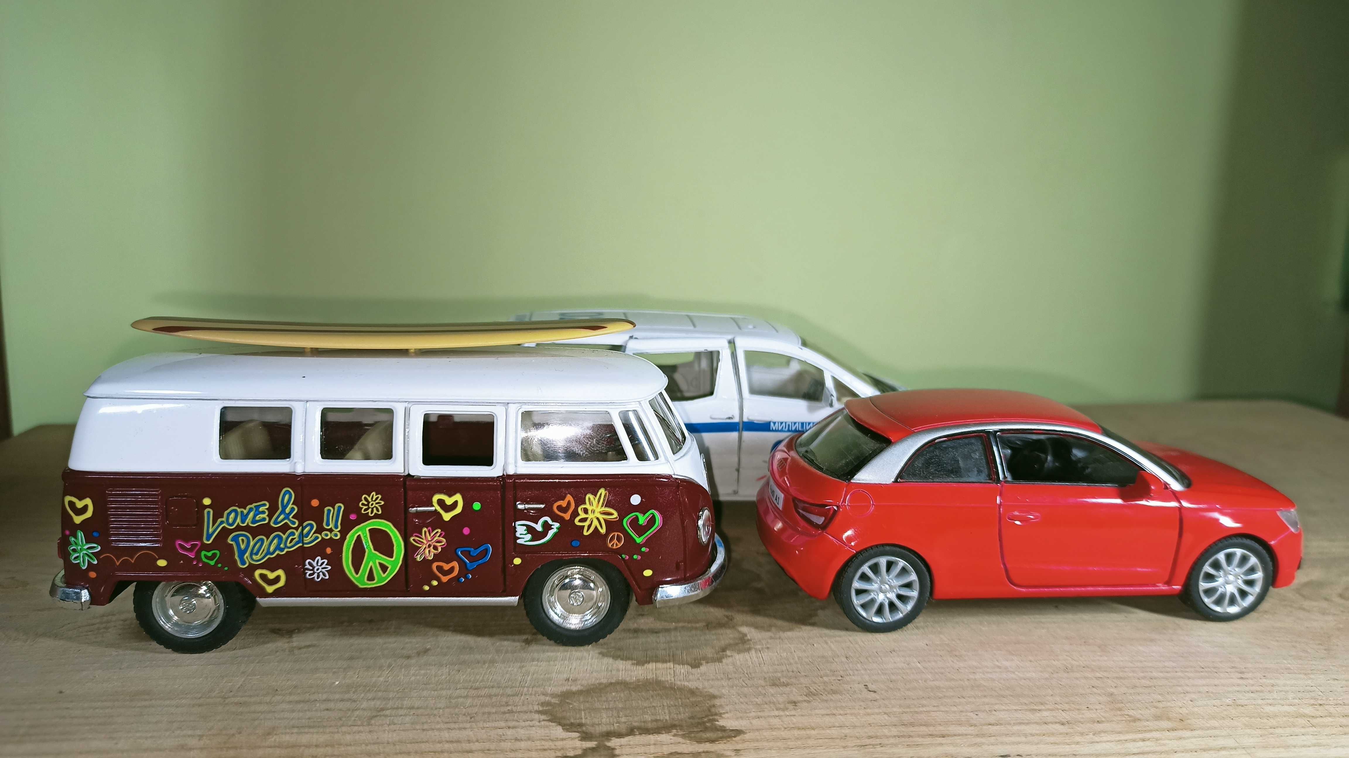 Модель Kinsmart 1962 Volkswagen Bus 1:32, Audi A1, Toyota Alphard 1:38