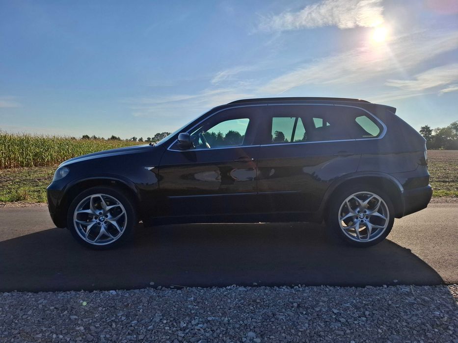Sprzedam BMW X5! Stan bardzo dobry, gotowe do jazdy.