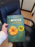 Vendo o livro "A imperfeição é uma virtude"