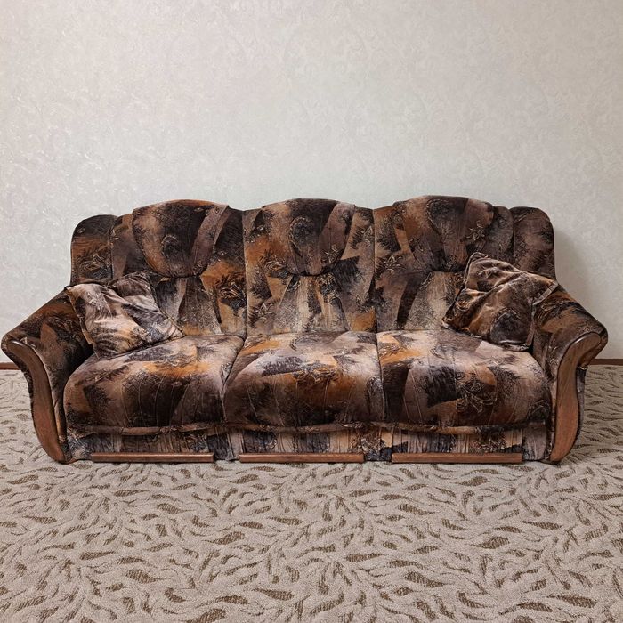 Два м'ягких крісла та 2 пуфа, диван