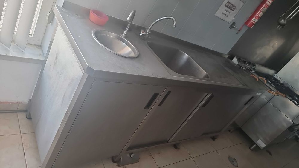 Bancada de inox com cuba e torneira
