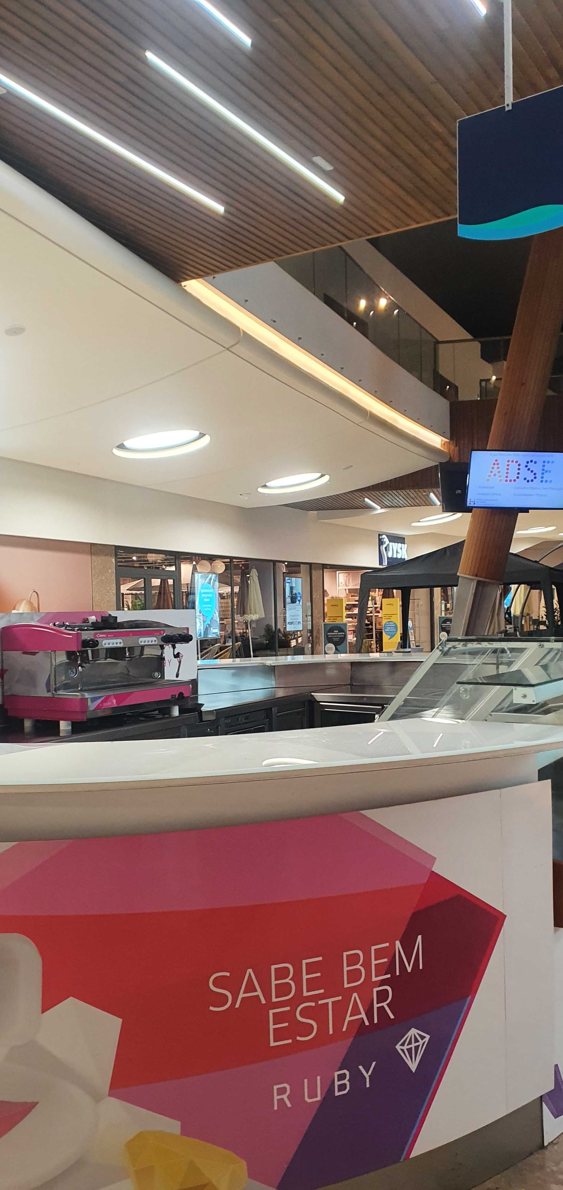 Vitrine em bom estado com reserva