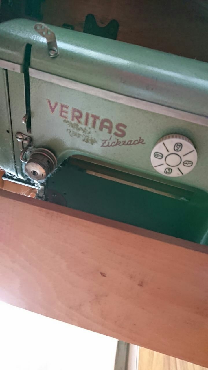 Швейная машинка Veritas.