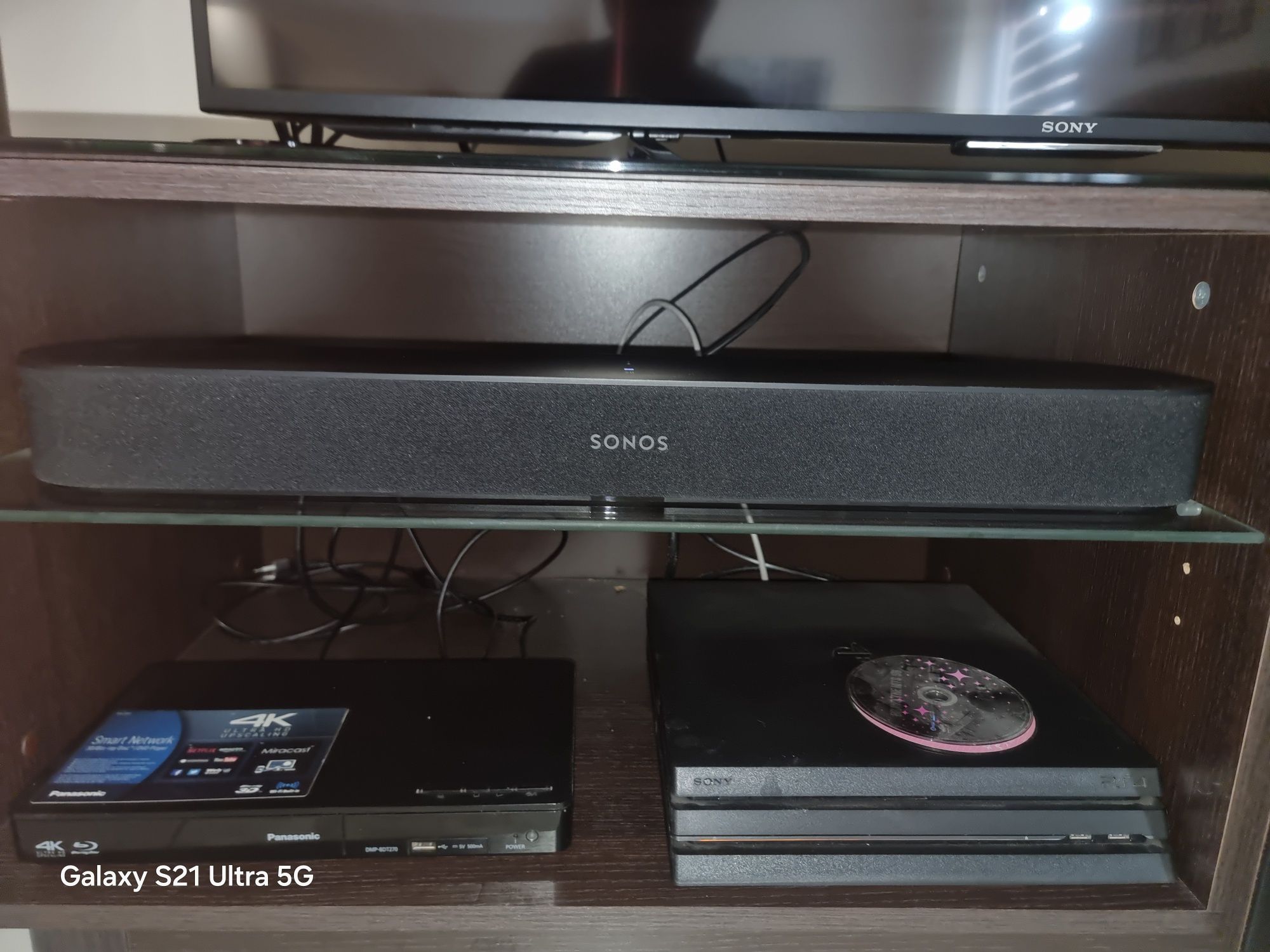 Dwa głośniki SONOS 5 na stojakach .