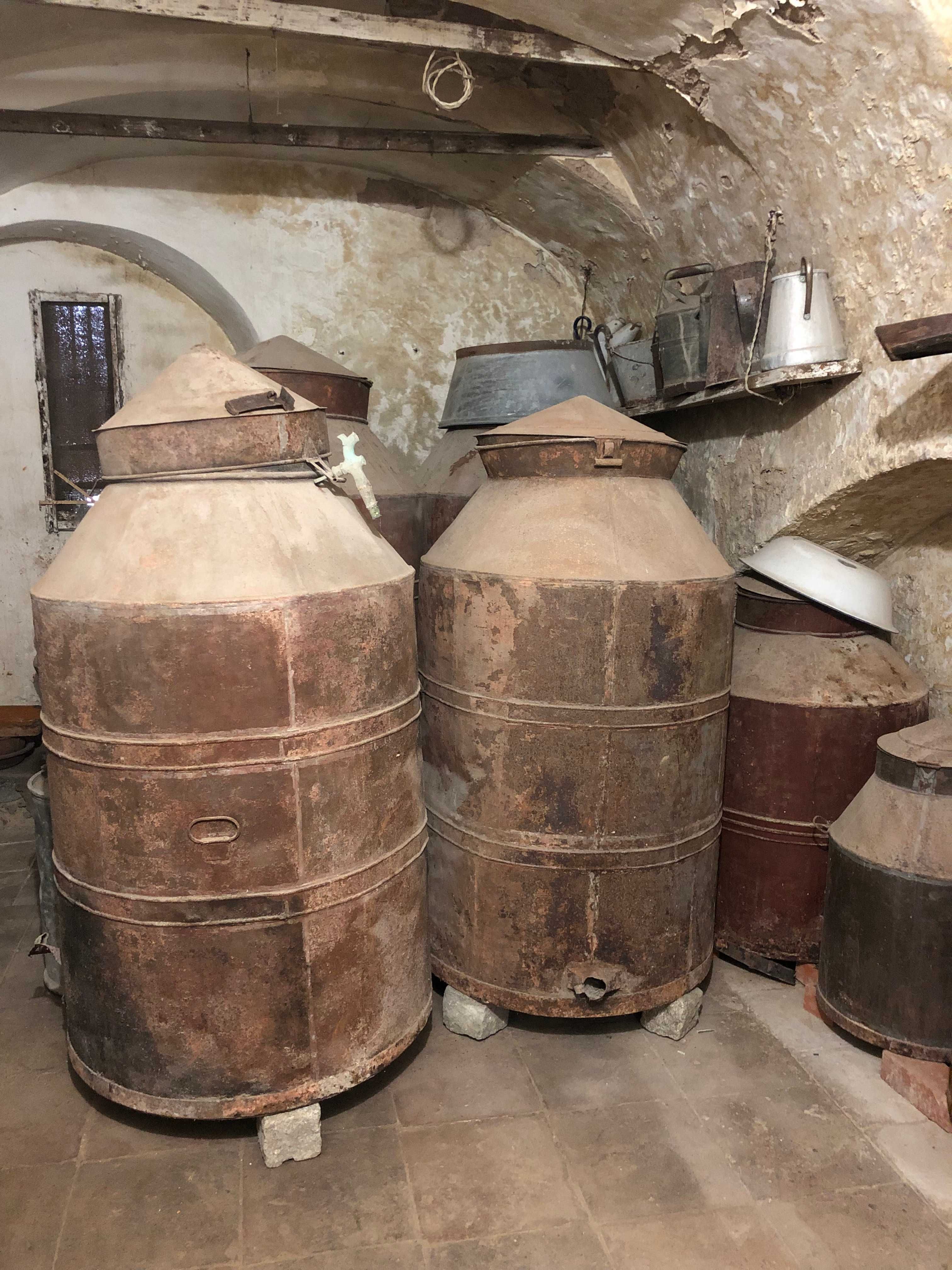 Talhas antigas de azeite, em lata, em bom estado.