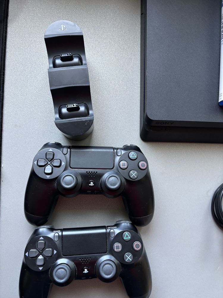 Ps 4 slim 1tb 2 pady 2 gry
