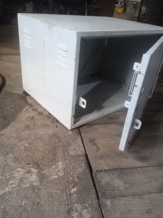 Ящик металический .Хорошо подойдет для грузовика под інструмент.