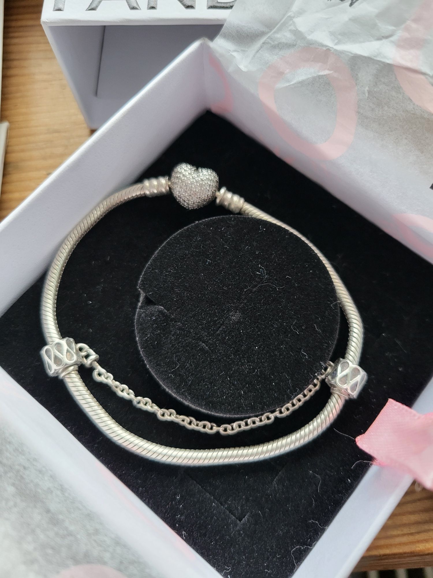 Bransoletka Pandora z sercem ,,diamencikowym,, plus srebrne charmsy