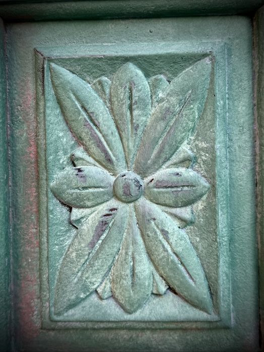 Hiszpańska, rzeźbiona szafa kolonialna z ażurowymi drzwiami chic