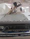 Um rádio de automóvel  usado ,mas em bom estado