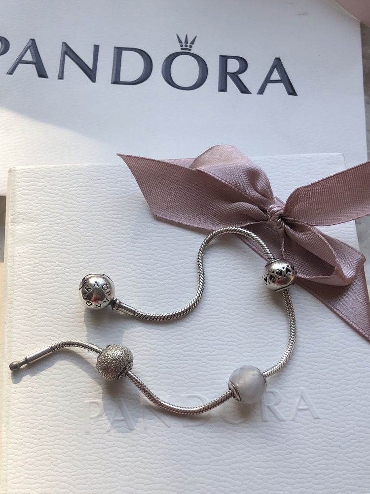 Sprzedam bransoletkę Pandora essence i charmsy