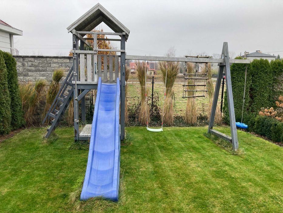 Domek ogrodowy ze zjeżdżalną, piaskownicą i huśtawkami